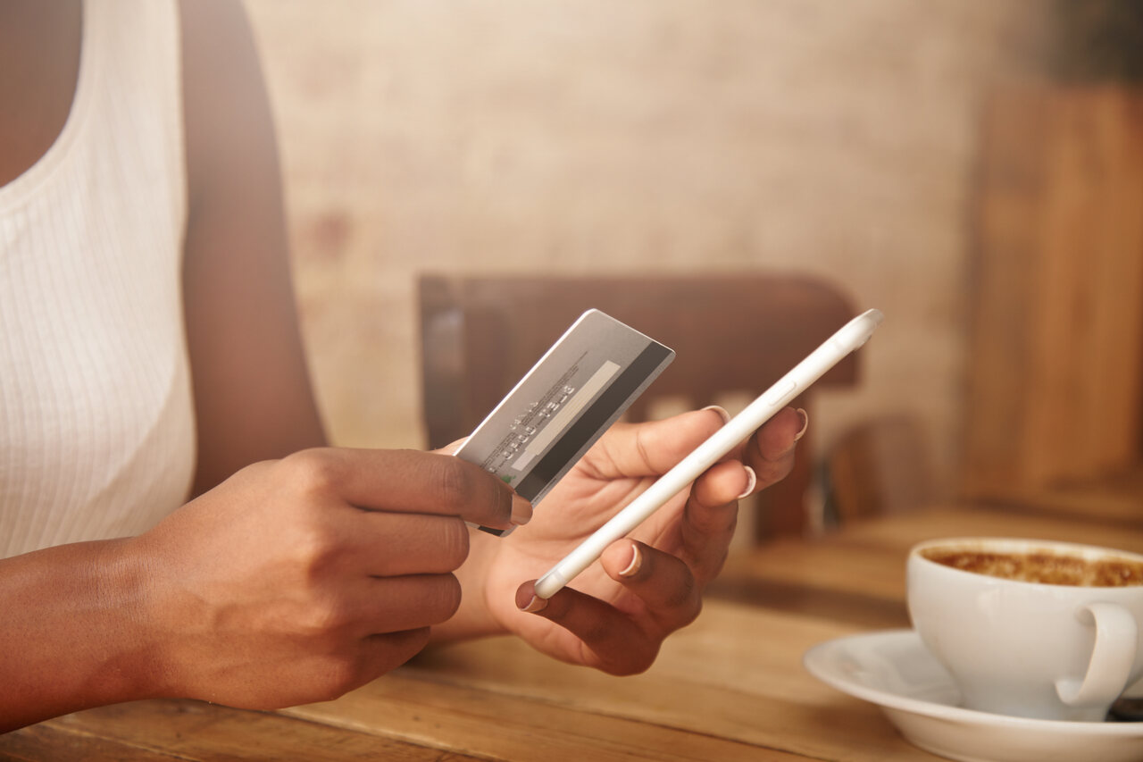 Mulher pagamento imposto de renda com cartão e aplicativo de celular 